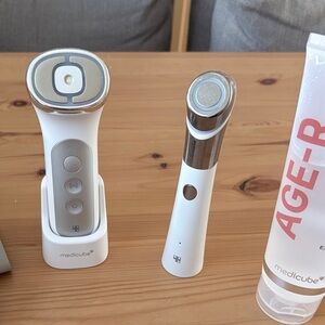 MediCube AGE-R Skincare Device Set - White